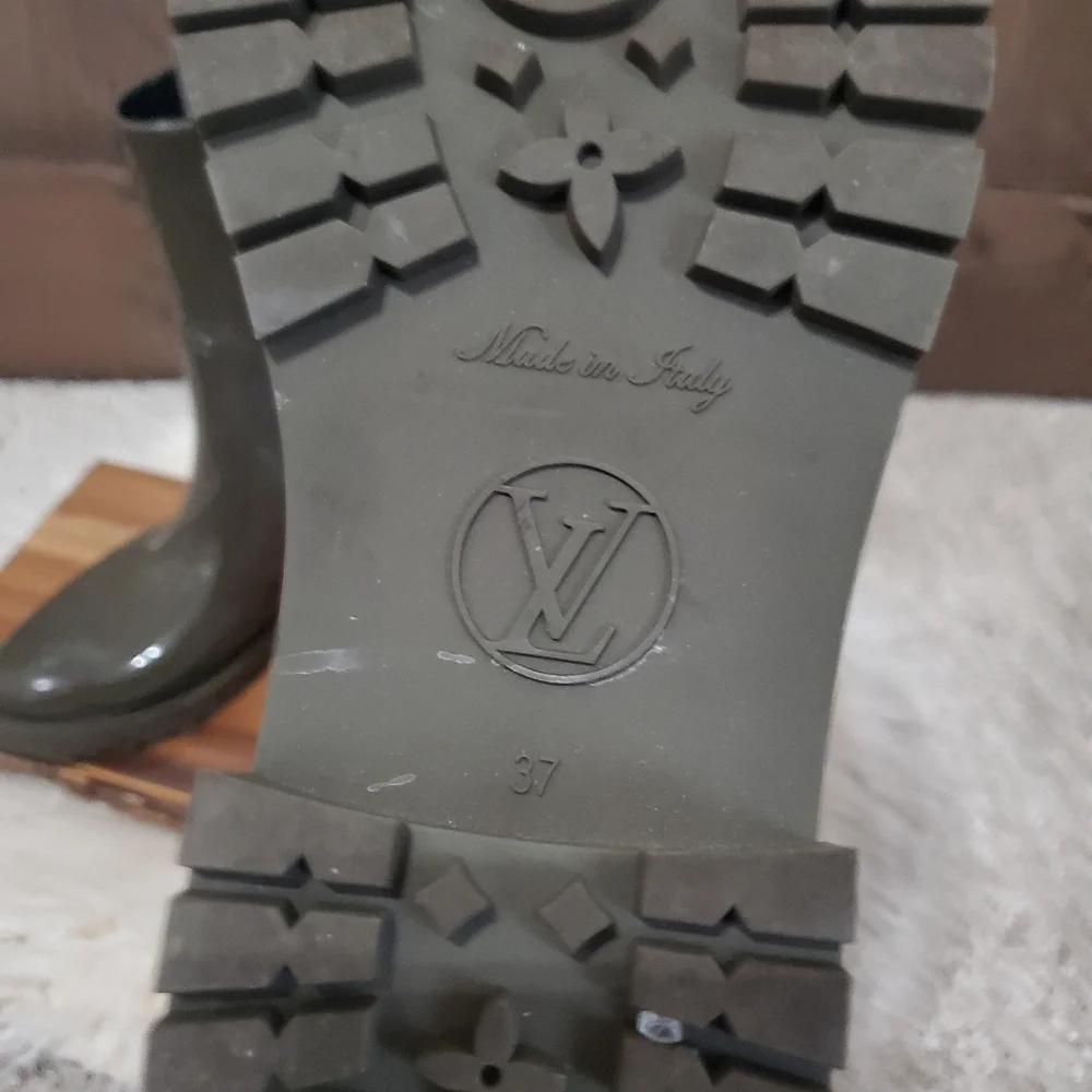 Louis Vuitton Green Winter Rain Boots with Iconic Monogram - Picture 3 of 5